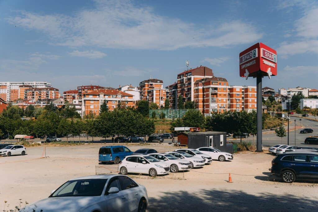 Městská fotografie pořízená v Prištině, hlavním městě Kosova.